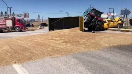 Otomobil ile traktör çarpıştı, römorktan dökülen 10 ton buğday karayolunu trafiğe kapattı