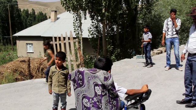 Başkale Belediyesi, engelli çocuk için bozuk yolu parke taşıyla döşedi - VAN