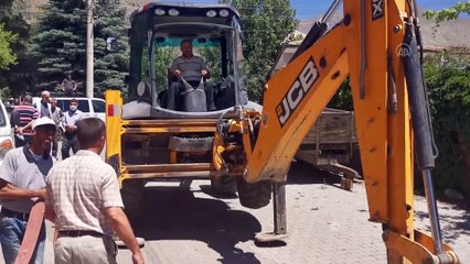 Otomobil cami bahçesine düştü - ERZİNCAN