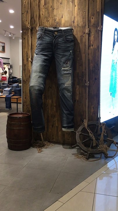 Cái quần mô hình cực lớn khổng lồ tại Aeon mall Long Biên