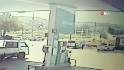 Kamyonla çarpışan araç sürücüsü olay yerinde hayatını kaybetti...Olay anları kamerada