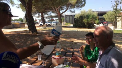 Alain et Régine ont trouvé l'astuce pour se rafraîchir sur la route des vacances.