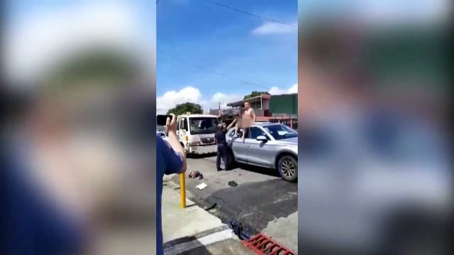 ext-hombre-se-desnuda-tras-accidente-300720