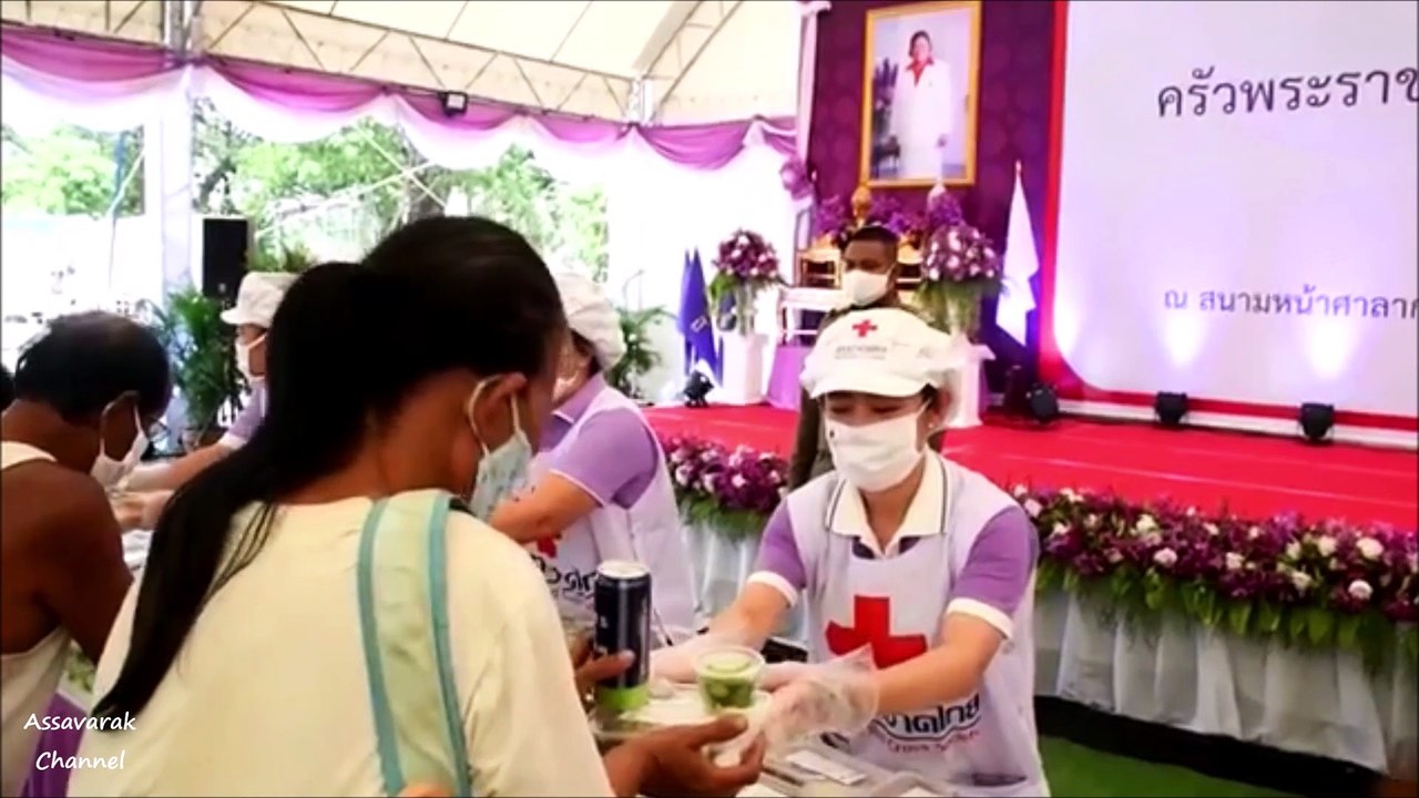 ครัวพระราชทาน อุปนายิกาผู้อำนวยการสภากาชาดไทย ประกอบอาหารแจกจ่ายให้กับประชาชนในพื้นที่ จ.นครราชสีมา