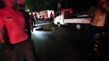 부산 민주공원 앞 도로 땅 꺼짐 발생...인명 피해 없어 / YTN