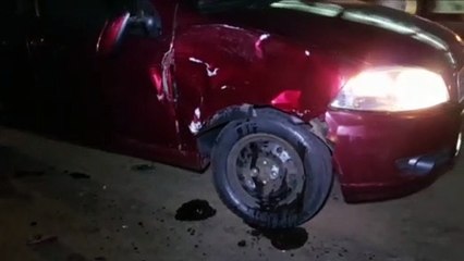 Forte colisão entre carro e moto é registrada na Avenida Brasil