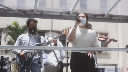El poder sanador de la música llega a hospitales de Medellín en su lucha contra la COVID-19
