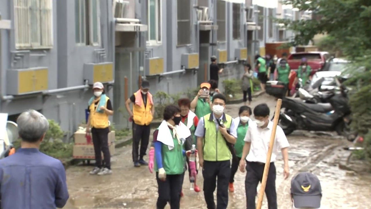 대전 침수 피해 아파트 복구 '착착'...오늘 밤까지 강한 소나기 / YTN