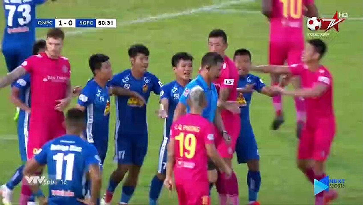 Quảng Nam FC tranh cãi trọng tài sau tình huống...