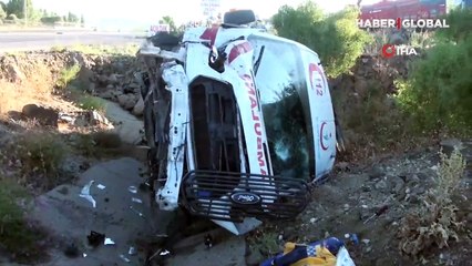 Hasta nakli yapan ambulans, dönüş yolunda şarampole uçtu