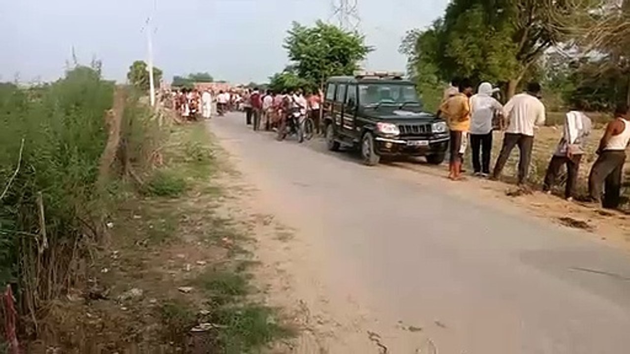 आगरा: संदिग्ध परिस्थिति में पेड़ से लटका मिला य...
