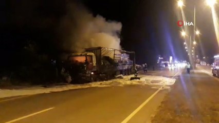 Seyir halindeki tır yanarak küle döndü