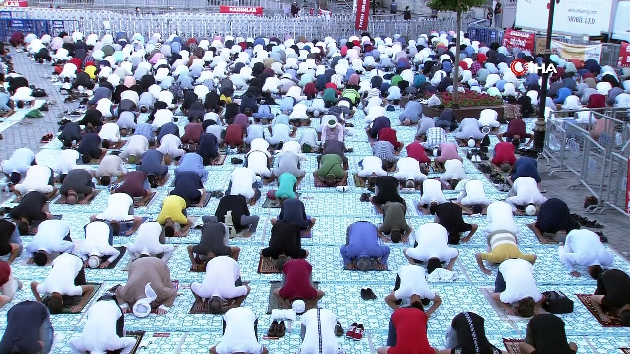 Kocatepe Camisinde sosyal mesafeli bayram namazı