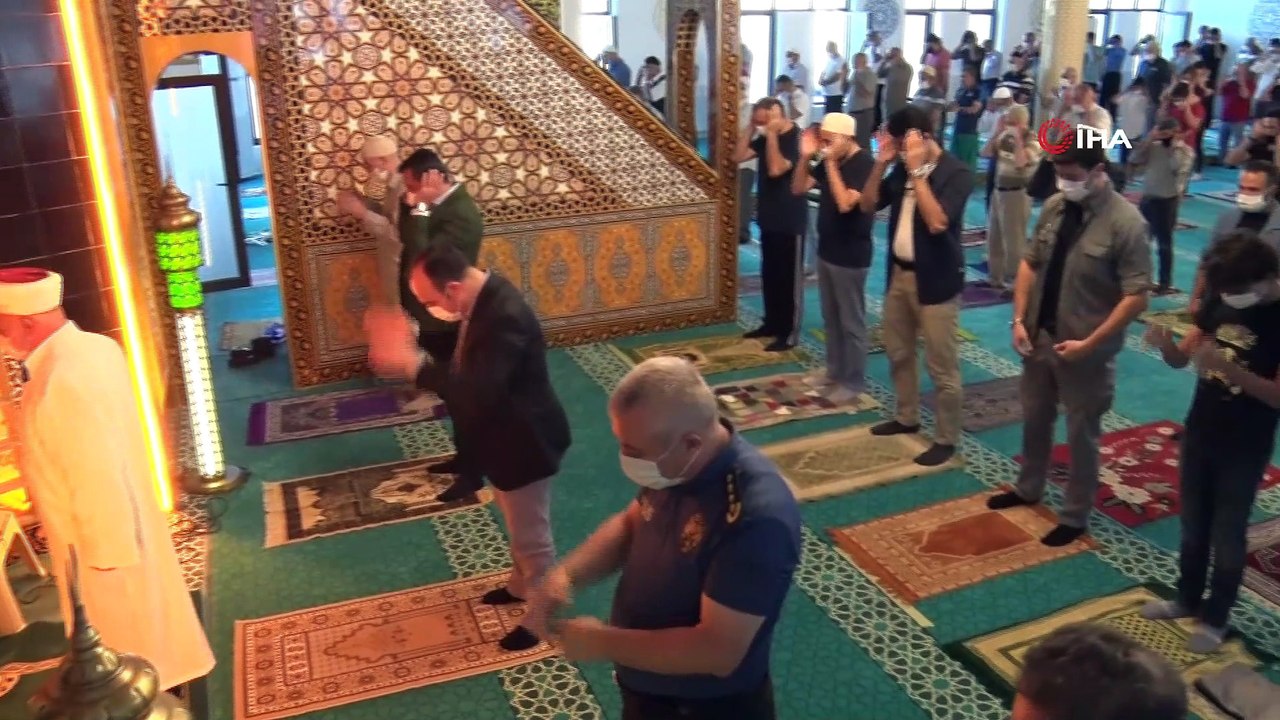 Elazığ’da sosyal mesafeli bayram namazı