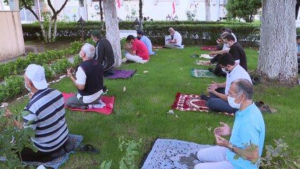 Saadet Partisi Genel Başkanı Karamollaoğlu bayram namazı sonrası açıklamalarda bulundu - ANKARA