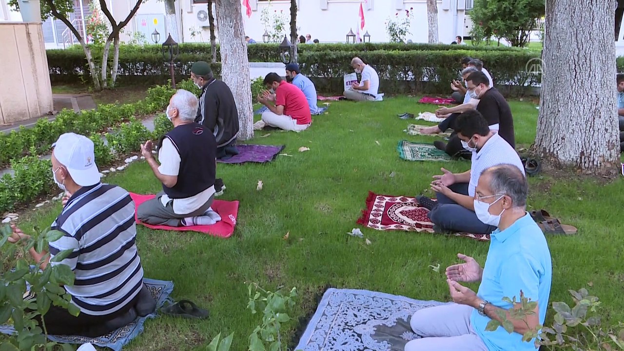 Saadet Partisi Genel Başkanı Karamollaoğlu bayram namazı sonrası açıklamalarda bulundu - ANKARA
