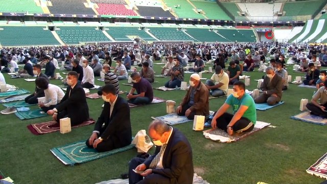 Bakan Murat Kurum, bayram namazını Konya'da kıldı