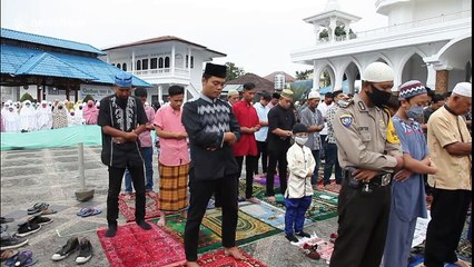 Indonesian Muslims perform Eid prayers without social distancing