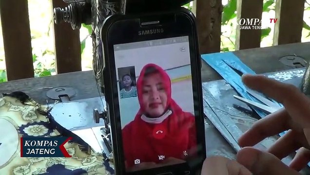 Siswi SLB Di Grobogan Pinjam HP Untuk Belajar Daring