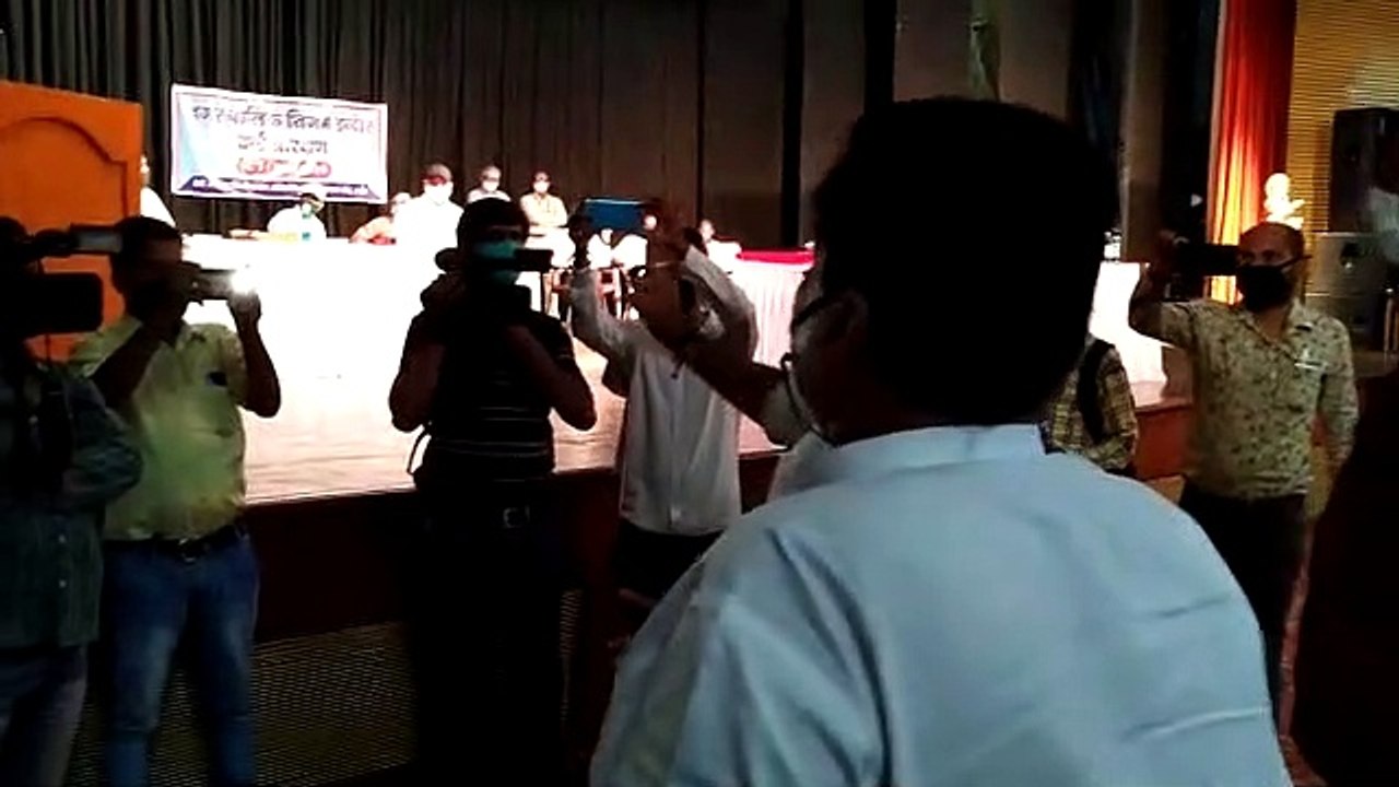 इंदौरः नगर निगम वार्ड आरक्षण प्रकिया के दौरान हंगामा, कांग्रेस शहर अध्यक्ष और विधायक ने कार्यक्रम रोकने की मांग की