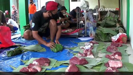 Tak Gunakan Plastik, Daging Kurban Dibagikan Dengan Daun