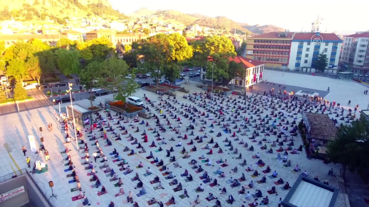 Afyonkarahisar'da bayram namazı Zafer Meydanı'nda kılındı