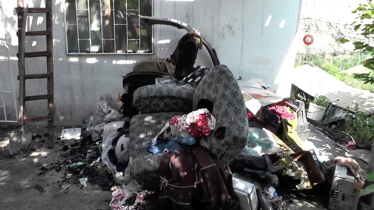 Evi yanan 76 yaşındaki Bülbül Nine, ahırda yaşam mücadelesi veriyor