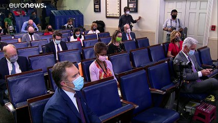 Μετά τον σάλο, ο Τραμπ διαβεβαιώνει πως δεν θέλει αναβολή εκλογών