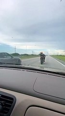 Скачать видео: Ce motard voulait se mesurer à une Porsche 911