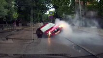 Rusya'da otomobil asfaltın çökmesiyle çukura düştü