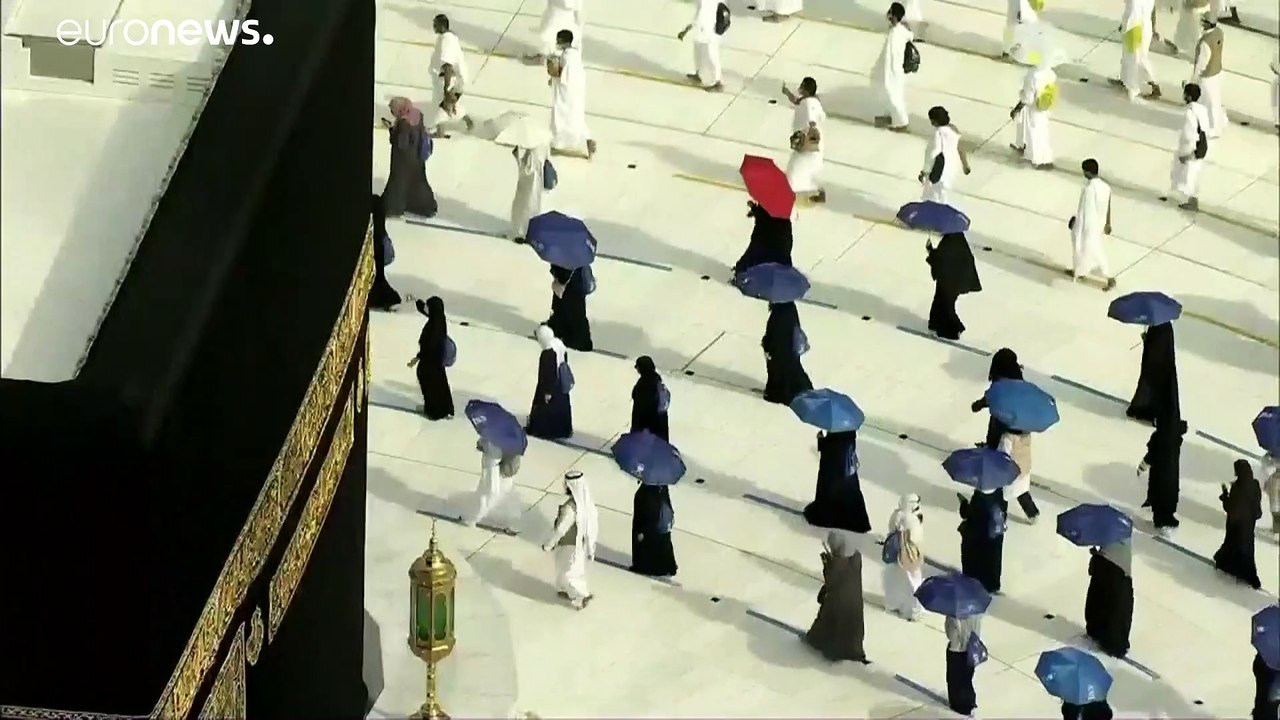 شاهد: الحجاج يرمون جمرة العقبة الكبرى في منى ويحتفلون بأول أيام عيد الأضحى
