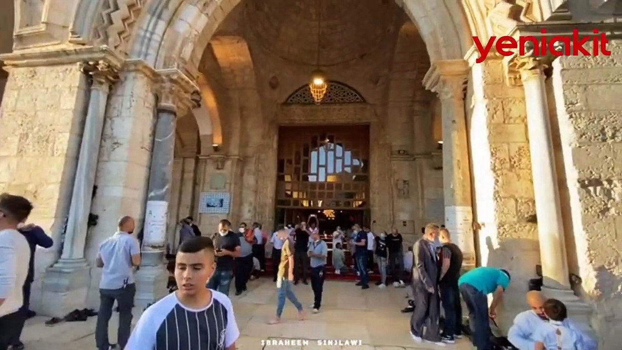 On binlerce Müslüman'ın bayram namazını kıldığı Mescid-i Aksa'da Türk Bayraklı afiş asıldı