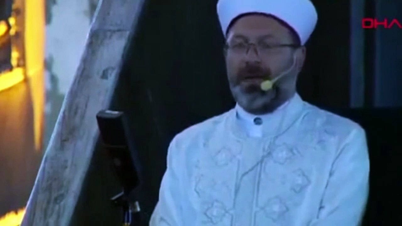 Ali Erbaş kılıcı çok sevdi; bayram namazında da minbere kılıçla çıktı!
