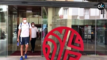 Los jugadores del Fuenlabrada abandonan el hotel tras recibir el alta