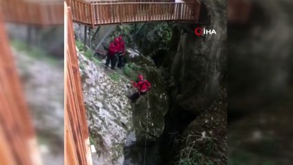 JAK Timi, Horma Kanyonuna düşen cüzdanı 25 metre iple salınarak aldı