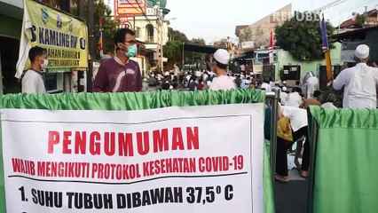 Sholat Idul Adha di Jalan Pramuka, Kawasan Pasar Genjing, Jakarta Pusat.