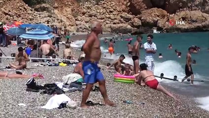 Termometrelerin 41 dereceyi gösterdiği Antalya sahillerinde korkutan yoğunluk