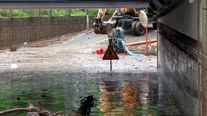 흙탕물 걷어내고 복구 시동..."눈물 밖에 안 나와요" / YTN
