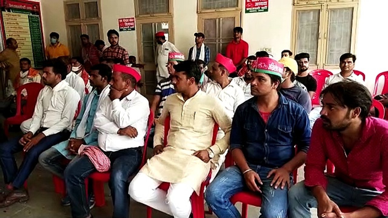 समाजवादी पार्टी कार्यलय पर सोशल डिस्टेंस की उड़ी धज्जियाँ