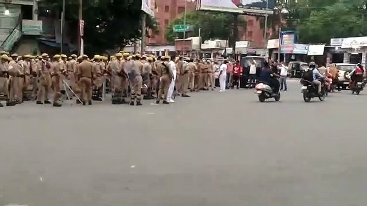झांसी शहर का मुख्य चौराहा इलाइट पर पुलिस का फ्लेग मार्च