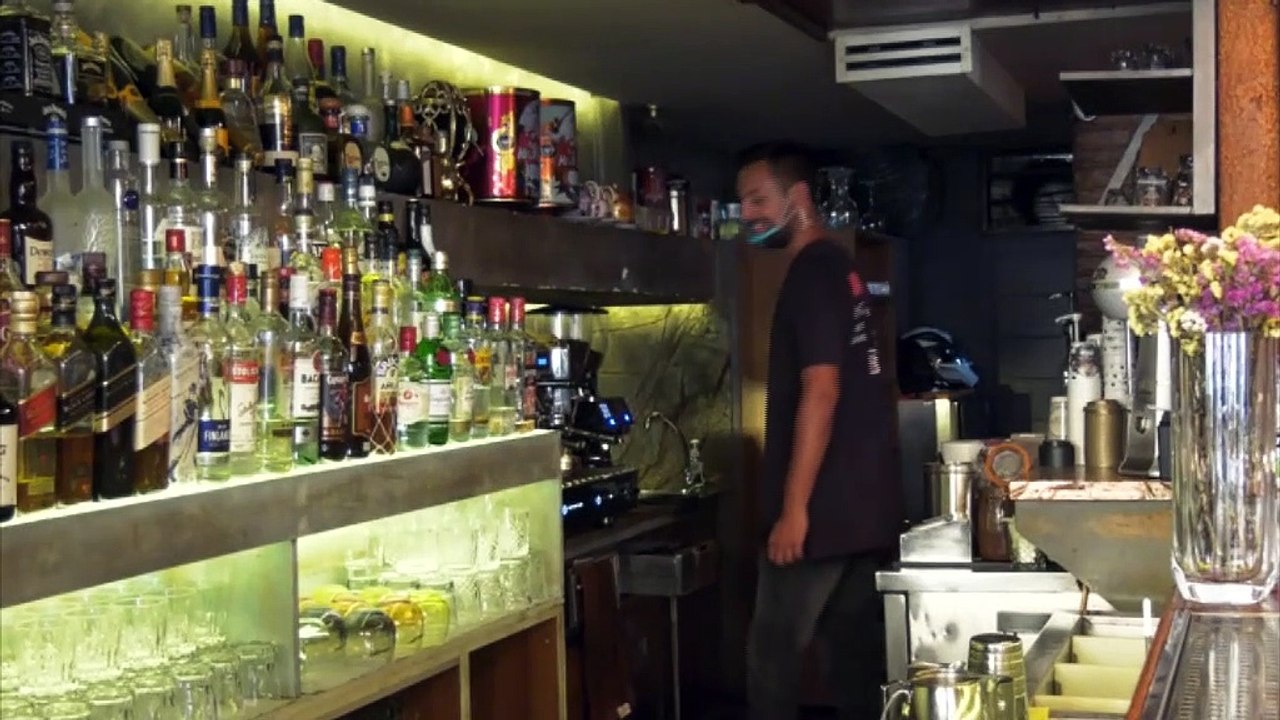 Σενάρια για πλαφόν στον αριθμό ατόμων σε καφέ κ...