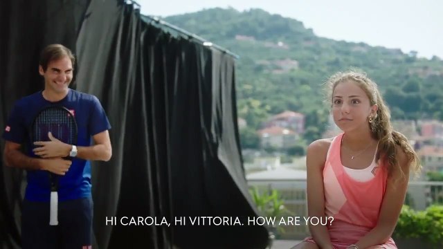 Federer juega al tenis de terraza a terraza con dos chicas