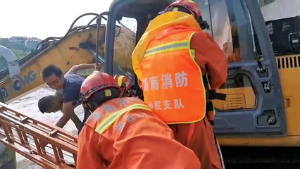 Firefighters rescue 14 passengers from minibus sliding into a river in southern China