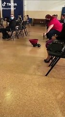 Padre encontra solução engenhosa para continuar a recolha de esmolas em tempos de pandemia