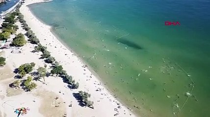 Menekşe Plajı'ndaki bayram yoğunluğu havadan görüntülendi