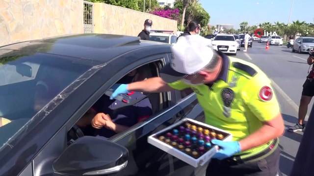 Kaymakam Fatih Ürkmezer trafik denetiminde sürücülerle bayramlaştı