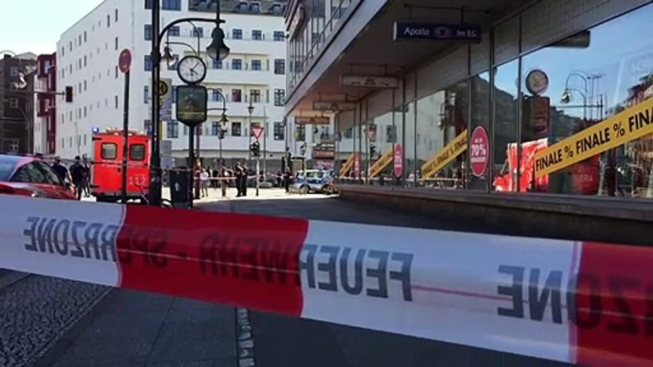 Berlin: Vier Männer greifen Bankfiliale an