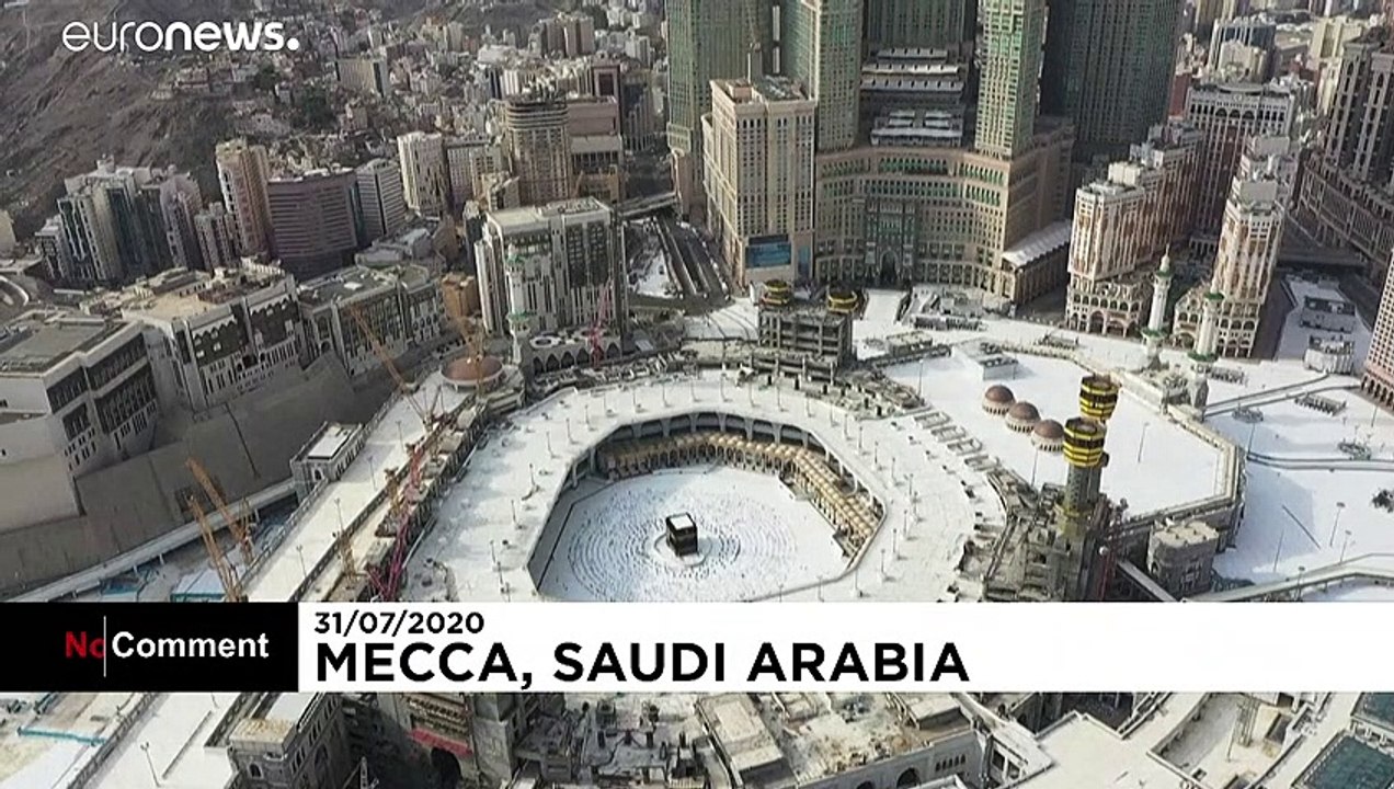 شاهد: الحجاج يطوفون بالكعبة بأعداد قليلة ووسط تدابير صحية صارمة