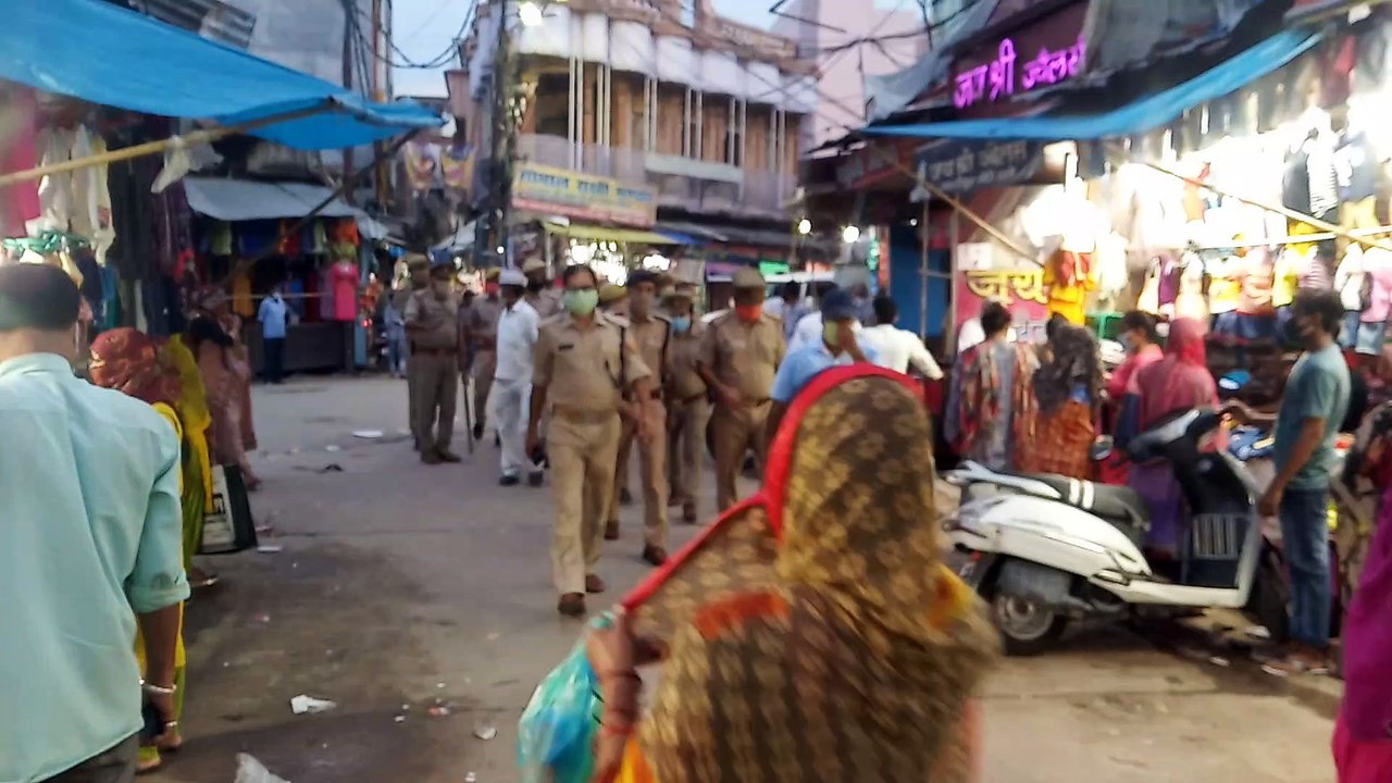 मैनपुरी पुलिस ने निकाला बाजार में फ्लैग मार्च