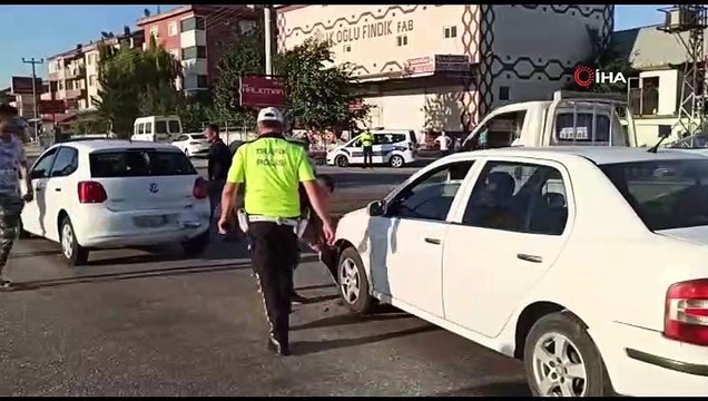 Hatalı dönüş kazayı beraberinde getirdi...5 aracın karıştığı zincirleme kaza saniye saniye kamerada